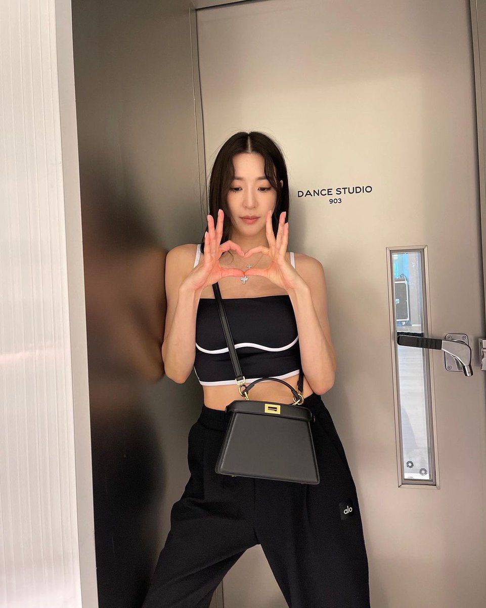n_snsd_ot8_'s tweet photo. 220621 Tiffany Young Instagram
@.fendi #FendiPeekaboo #ad
#티파니 #티파니영 #TiffanyYoung
#소녀시대 #SNSD #GirlsGeneration https://t.co/agGYke1L4b