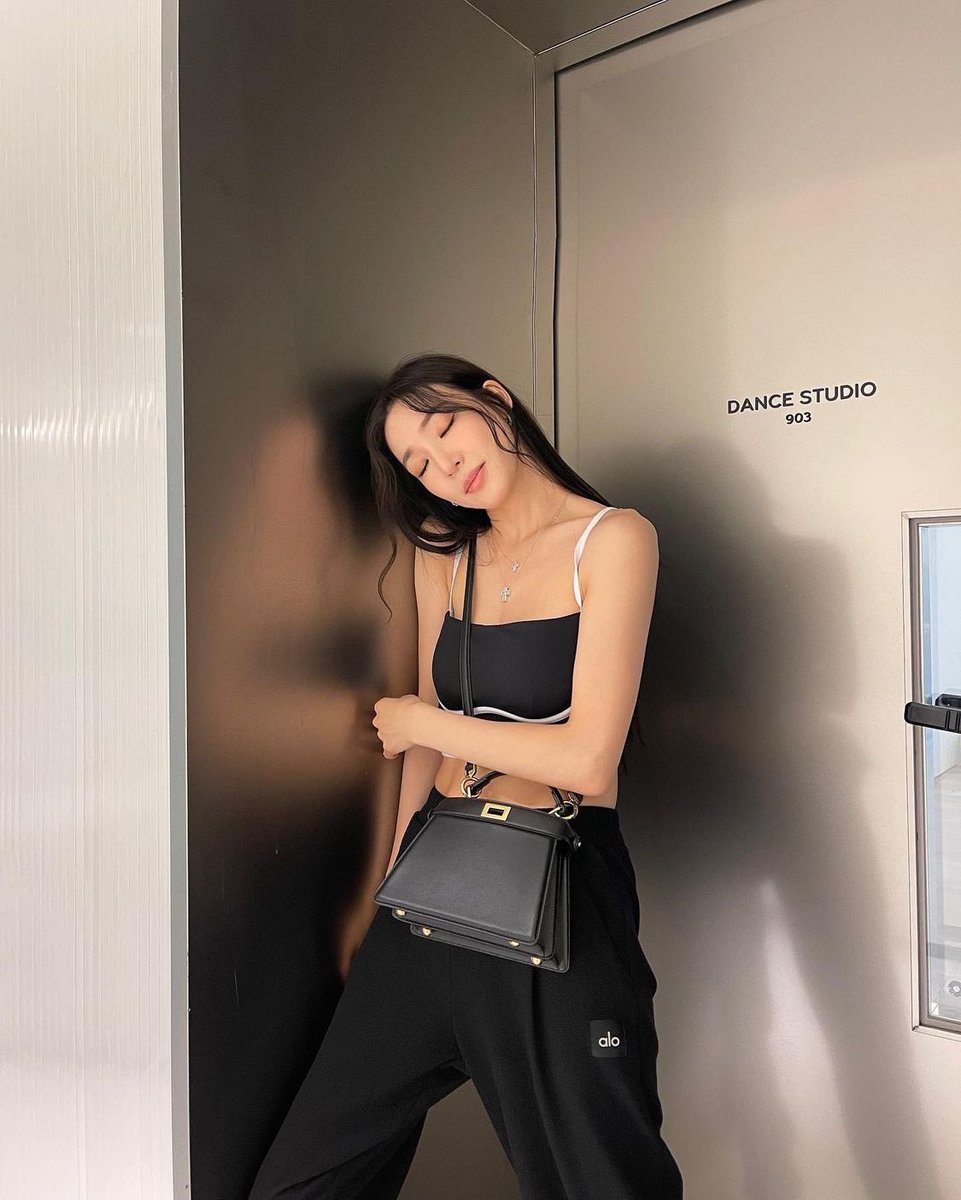 n_snsd_ot8_'s tweet photo. 220621 Tiffany Young Instagram
@.fendi #FendiPeekaboo #ad
#티파니 #티파니영 #TiffanyYoung
#소녀시대 #SNSD #GirlsGeneration https://t.co/agGYke1L4b