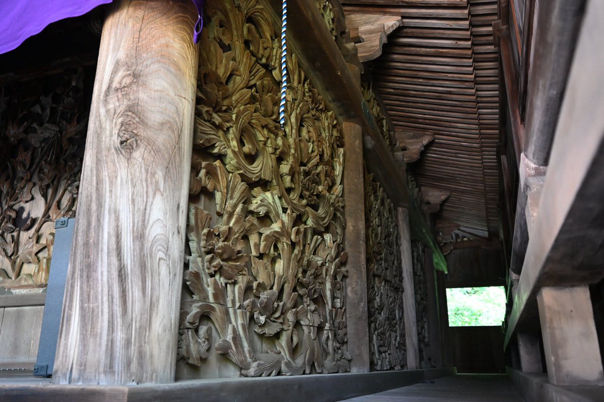 belfry2000's tweet photo. 滋賀県長浜市 竹生島
宝厳寺唐門(慶長8年(1603)、国宝)ほか3棟重文
都久夫須麻神社本殿(身舎:慶長7年(1602)、向拝及び庇:永禄は10年(1567)、国宝)

大阪城や伏見城からの移築によって形成された複合建築たちが島内に並び立つ景観。
見逃しがちなのは都久夫須麻神社本殿の方三間の身舍部分の彫刻。 https://t.co/u6ufP0ezTj