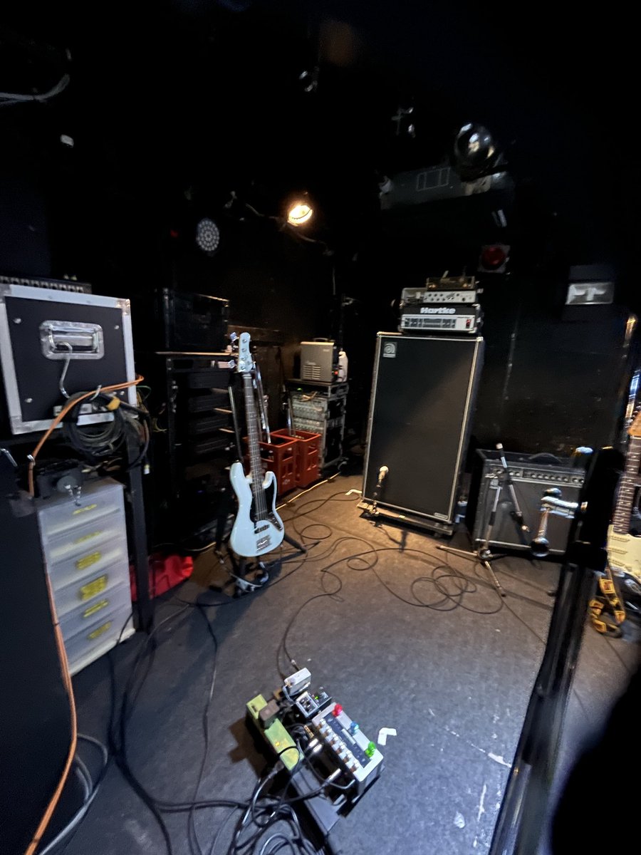 UI__Mirrativ's tweet photo. リハ完了！！
ライブ前の物販準備風景もあげときます！
 #Teardrop
 #バンド
 #ベース
 #ベーシスト
 #ライブ
 #CAPARVO https://t.co/uK3xvJ295h