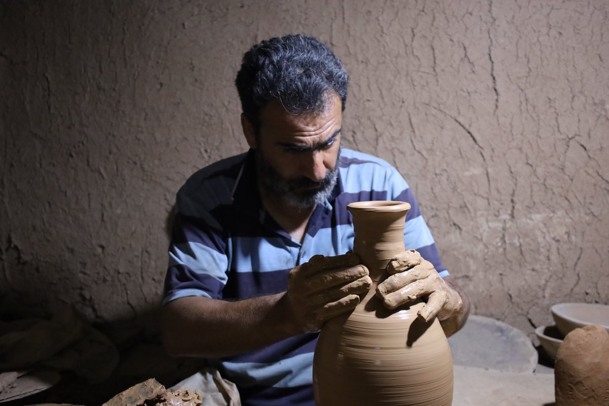 NewspaperRonahi's tweet photo. الفخار السوري… حرفةٌ عمرها آلاف السنين تصارع للبقاء في الجزيرة
 https://t.co/694kgriW82 https://t.co/T1rVT07jPG