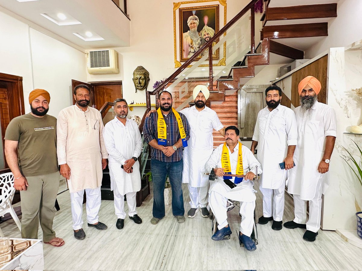 HardeepDimpy's tweet photo. ਆਮ ਆਦਮੀ ਪਾਰਟੀ ਦੇ ਪਰਿਵਾਰ ਵਿੱਚ ਹੋਇਆ ਵਾਧਾ
ਪਿੰਡ ਹੁਸਨਰ ਵਿਖੇ ਟਕਸਾਲੀ ਕਾਂਗਰਸੀ ਪਰਿਵਾਰ ਸ:ਗੁਰਕੀਰਤ ਸਿੰਘ ਬਰਾੜ ਪੁੱਤਰ ਜਸਕਰਨ ਸਿੰਘ ਬਰਾੜ ਆਪਣੇ ਪਰਿਵਾਰ ਸਮੇਤ ਆਮ ਆਦਮੀ ਪਾਰਟੀ ਵਿੱਚ ਸ਼ਾਮਿਲ ਹੋਏ।
#MLA #DimpyDhillon #SunnyDhillon #Gidderbaha 
#ਵਾਅਦਾ_ਕੀਤਾ_ਸੀ_ਪੂਰਾ_ਕਰਾਂਗੇ 
#ਤੁਹਾਡਾ_ਆਪਣਾ_ਡਿੰਪੀ_ਢਿੱਲੋਂ https://t.co/LwWlTyQ0OF