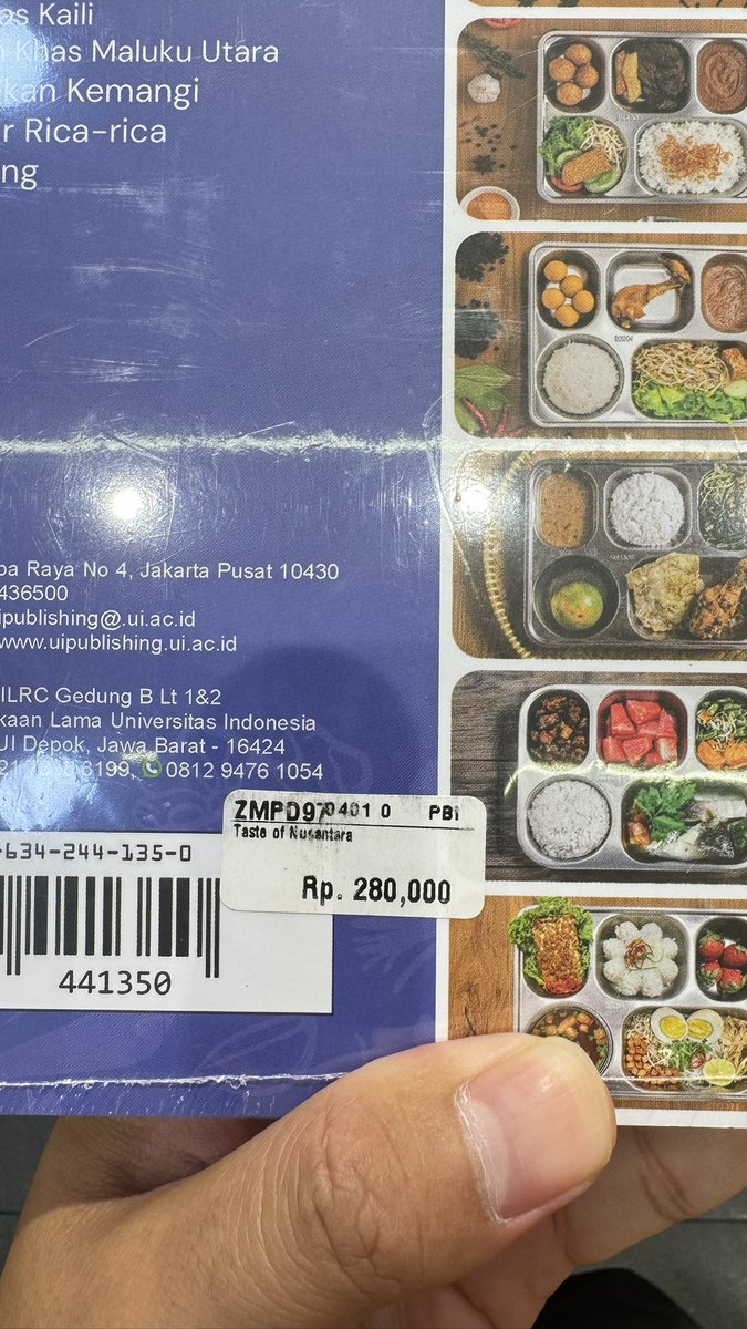 ghozyulhaq's tweet photo. Nemu buku legend ini di Periplus 😂

Buku kumpulan menu MBG ini harganya 280rb https://t.co/rNeFpJ1P5f