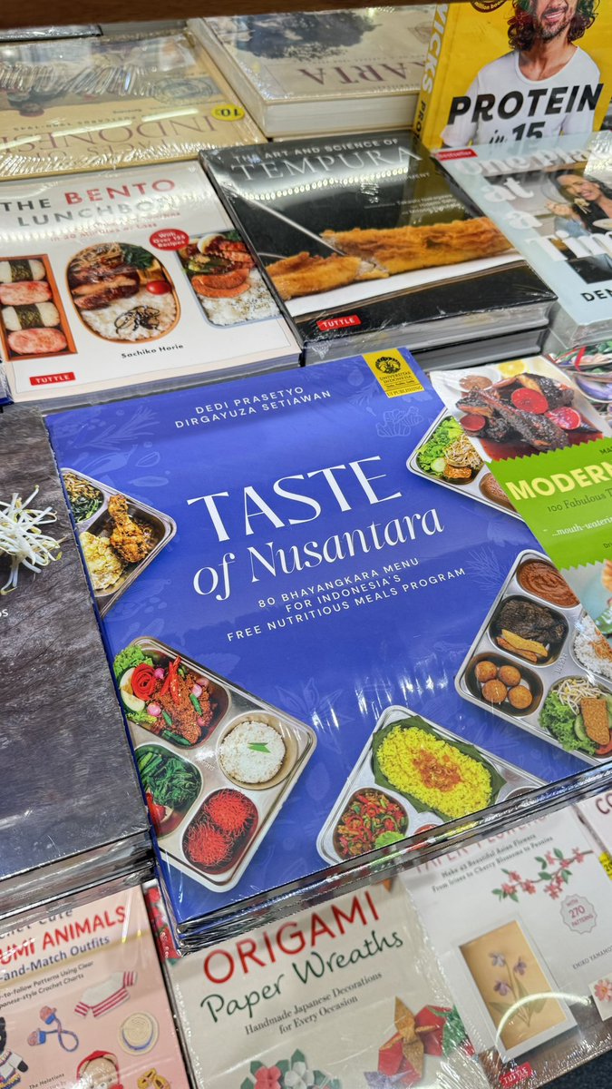 ghozyulhaq's tweet photo. Nemu buku legend ini di Periplus 😂

Buku kumpulan menu MBG ini harganya 280rb https://t.co/rNeFpJ1P5f