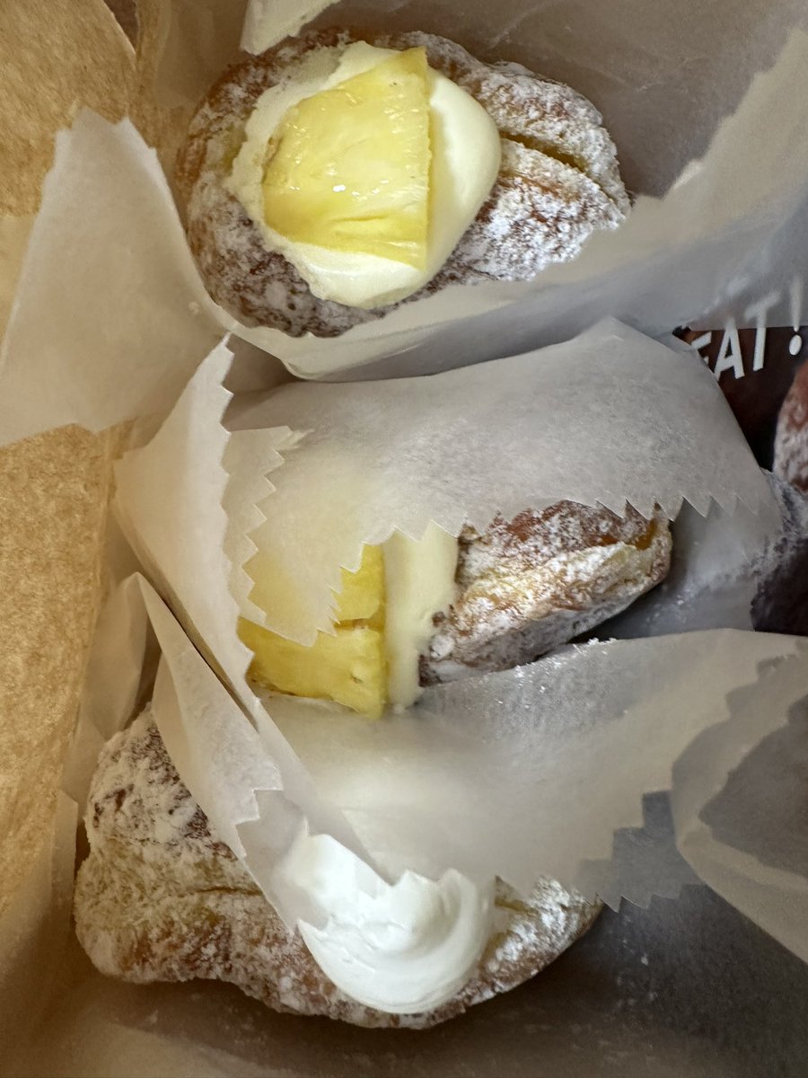 ORASHION2020's tweet photo. サッカー観戦後はおやつに生ドーナツ🍩
パイナップルクリームが美味かったです😋 https://t.co/d4uWrBlQAG
