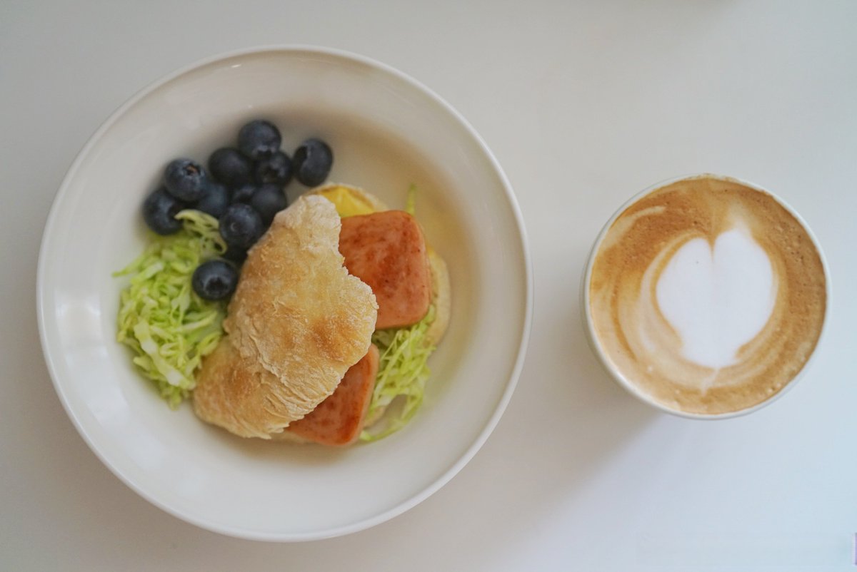 Alinyr12's tweet photo. Morning fuel = warm oatmeal with fresh blueberries and a dash of cinnamon. Simple, cozy, and ready in 5 mins—perfect for busy weekdays! https://t.co/B9bKMXCUg5