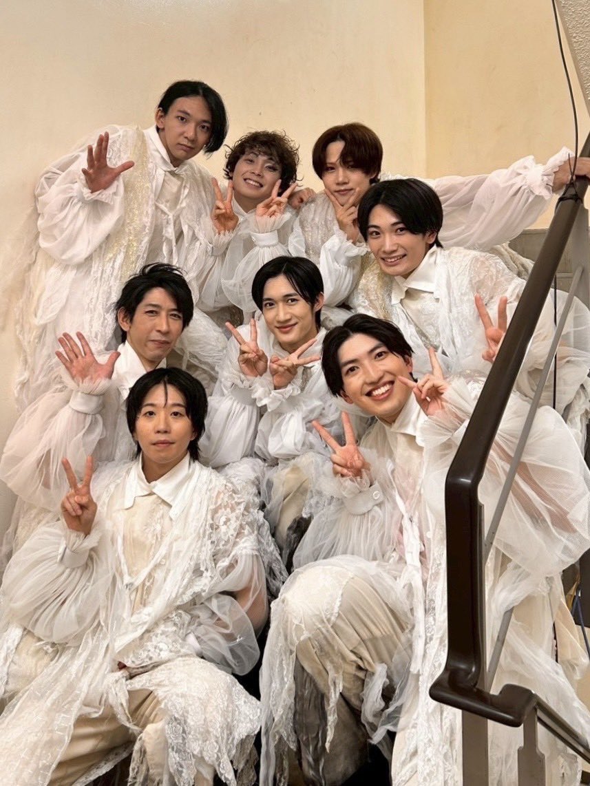 rukia_0513's tweet photo. Butlers’ 歌劇『悪魔執事と黒い猫』
～天使が来たりし古の塔編～

ご来館くださった主様、配信をご覧くださった主様、ここまで応援してくださった皆様、本当にありがとうございました！！

最後は大好きなアンサンブルメンバー&天使で📸‼️

このメンバーだからできたことがすっごく沢山あるなぁと日々感じていました。

稽古場からあらゆる面で沢山の学びがあり、また一つ成長できたのではないかなと思います！

素敵な世界の中で、素敵な方々の歌やお芝居を全身で感じられて幸せでした✨

そして、主様と素敵な時間を共有できたことが何よりも幸せでした。

主様と一緒に走り抜けられてよかったです✨

またどこかでお会いできますように🪽

#あくステ