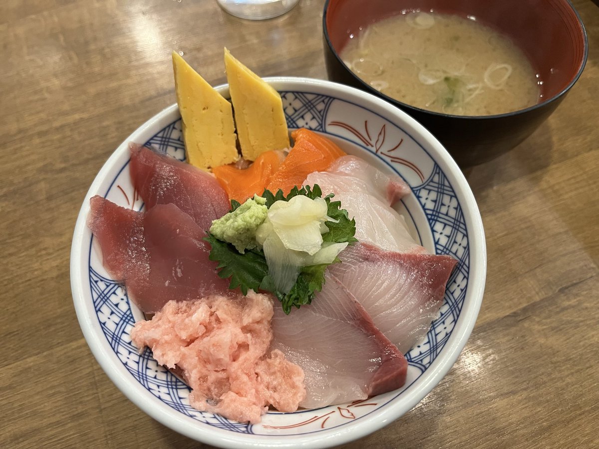 RAISE100kRRO's tweet photo. 磯丸水産の海鮮丼🐟
うまい！！ https://t.co/N2e4zl8nw8