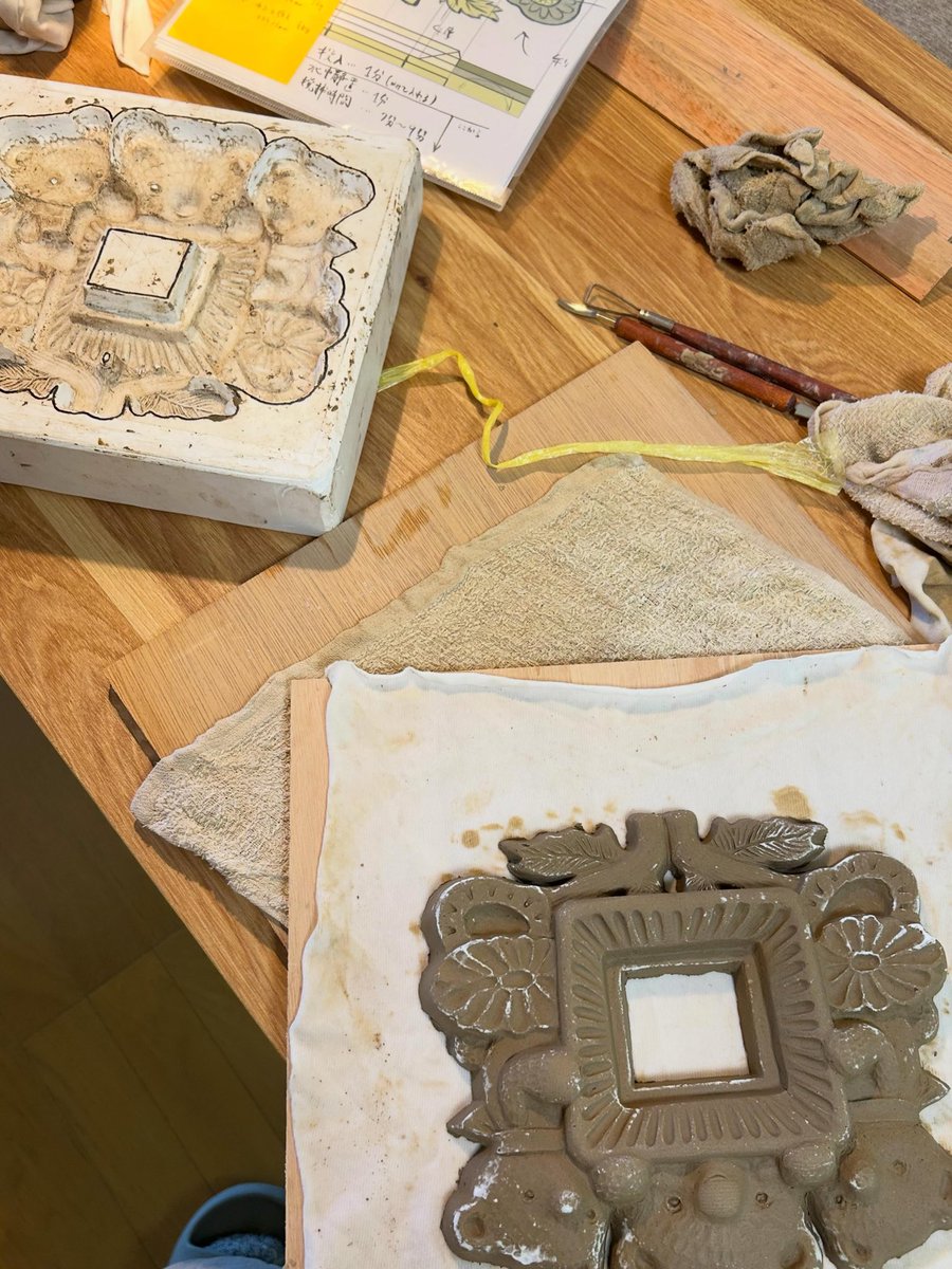 takion50's tweet photo. https://t.co/RemprkJxhG

陶芸教室が楽しくて 家でも作陶してます◎
習い始めた１月頃、何から作ろうかと考えて小さな絵を入れる額縁を作ることにしました。3匹の熊のデザイン。この頃には認知障害も半減してきて多少のデザインはまとめられるように👍 https://t.co/26gID6Uj1O