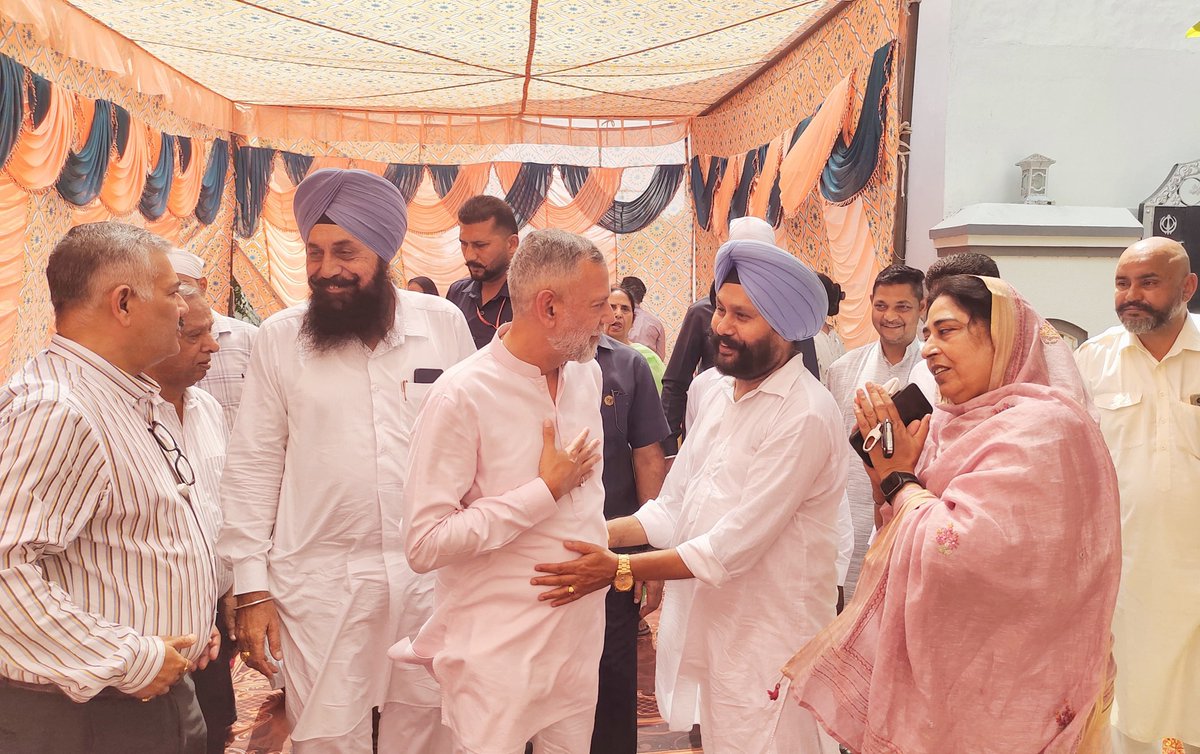 arvindkhannaoff's tweet photo. "ਸ਼੍ਰੀ ਸੁਖਮਨੀ ਸਾਹਿਬ ਜੀ ਦੇ ਪਾਵਨ ਪਾਠ ਵਿੱਚ ਸ਼ਿਰਕਤ ਕਰਨ ਦਾ ਸੁਭਾਗ"

ਦਸ਼ਮੇਸ਼ ਅਵੈਨਿਊ ਕਲੋਨੀ, ਸੰਗਰੂਰ ਵਿਖੇ ਮੇਰੇ ਅਜ਼ੀਜ਼ ਸਾਥੀ ਰਾਜਿੰਦਰ ਸਿੰਘ (ਰਿਟਾਇਰਡ ਟੀਚਰ) ਜੀ ਦੇ ਗ੍ਰਹਿ ਸਰਬੱਤ ਦੇ ਭਲੇ ਲਈ ਕਰਵਾਏ ਗਏ ਸ਼੍ਰੀ ਸੁਖਮਨੀ ਸਾਹਿਬ ਜੀ ਦੇ ਪਾਵਨ ਪਾਠ ਵਿੱਚ ਸ਼ਾਮਿਲ ਹੋਣ ਦਾ ਸੁਭਾਗ ਪ੍ਰਾਪਤ ਹੋਇਆ। ਇਸ ਦੌਰਾਨ ਪਰਿਵਾਰਿਕ ਮੈਂਬਰਾਂ ਅਤੇ ਸਨੇਹੀ ਸਾਥੀਆਂ ਨਾਲ ਬੈਠ ਕੇ ਪਿਆਰ, ਸਾਂਝ ਅਤੇ ਭਾਈਚਾਰੇ ਨਾਲ ਭਰੇ ਯਾਦਗਾਰ ਪਲ ਬਤੀਤ ਕੀਤੇ। ਵਾਹਿਗੁਰੂ ਜੀ ਸਭ ਉੱਤੇ ਆਪਣੀ ਮਿਹਰ ਭਰੀ ਨਜ਼ਰ ਬਣਾਈ ਰੱਖਣ।