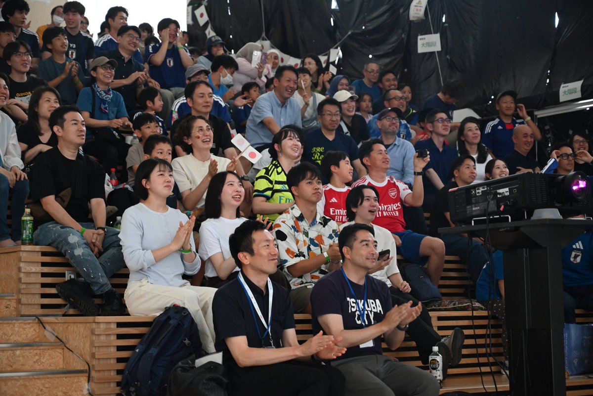 miraishakai_itf's tweet photo. 【祝　日本勝利！】

本日、未来社会デザイン棟にてパブリックビューイングが行われ、
およそ2000名の来場者の皆様と一緒に、日本にエールを送りました！

ご来場いただいた皆様、本当にありがとうございました！
WorldFut TSUKUBA、筑波大学蹴球部の皆さん、イベント運営本当にお疲れ様でした！！ https://t.co/MVxZC5kOqk