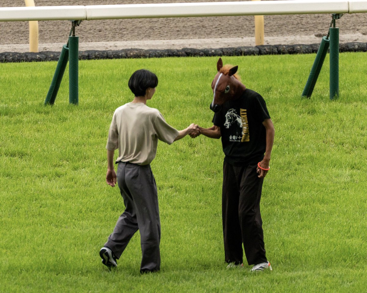 yu_keibaphoto's tweet photo. 東京13R「芝コース開放S」
優勝：ウマノカブリモノ

途中の追い上げ熱かった！
差してからは危なげなくゴールイン

レース後はノーサイド👍 https://t.co/EbP91t8STu