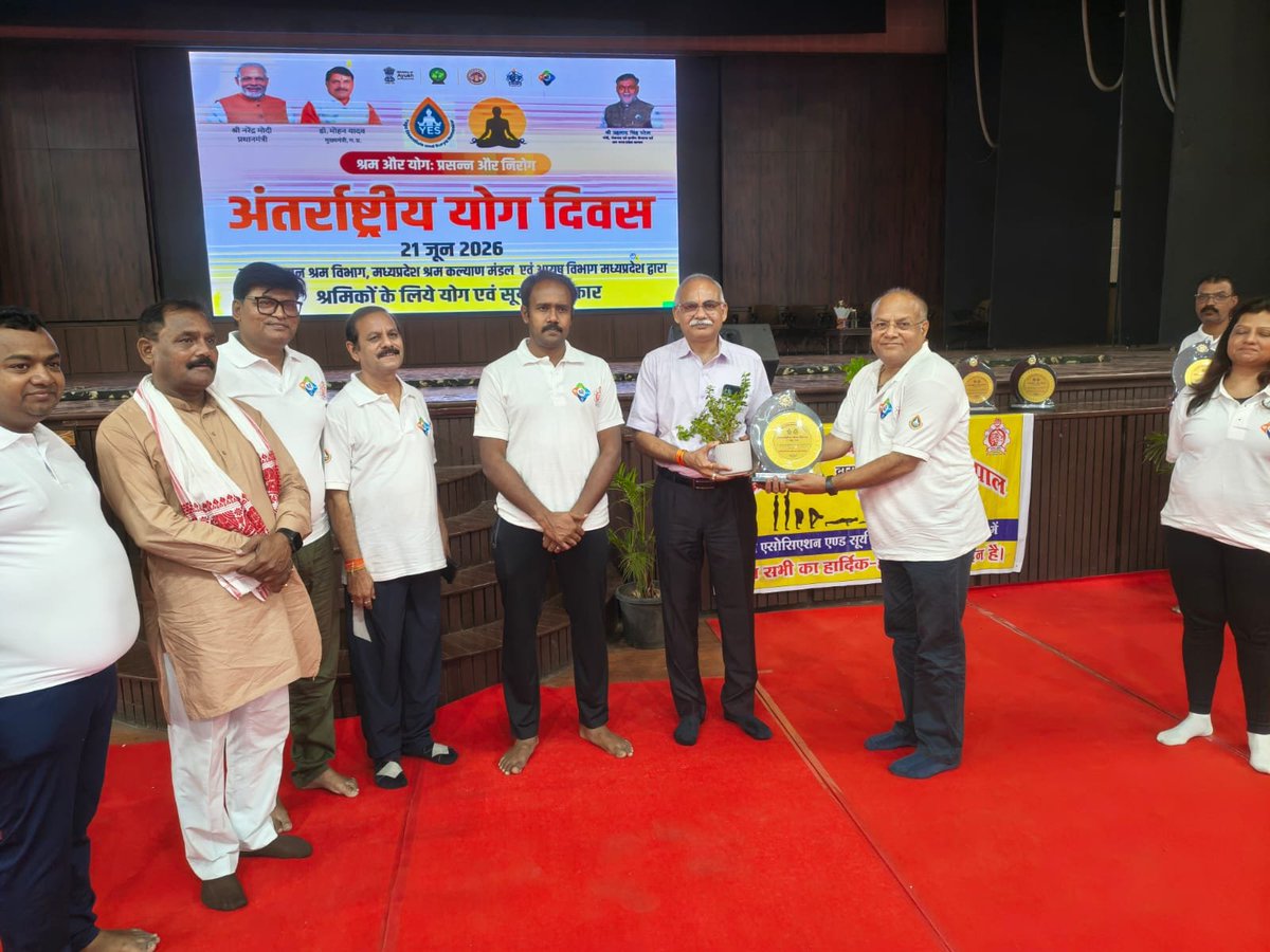 Lubmpoffice's tweet photo. 12 वां अंतर्राष्ट्रीय योग दिवस,सामूहिक योगाभ्यास कार्यक्रम श्री संदीप जीआर (IAS),Ad.Labour Commissioner, Madhya Pradesh  एवं श्री राजेश मिश्रा,प्रदेश अध्यक्ष, लघु उद्योग भारती के मुख्य आतिथ्य में इन्दौर में संपन्न हुआ।
@lubindia @DrMohanYadav51 @ChetanyaKasyap @minmpmsme https://t.co/qQi9fqnFb4