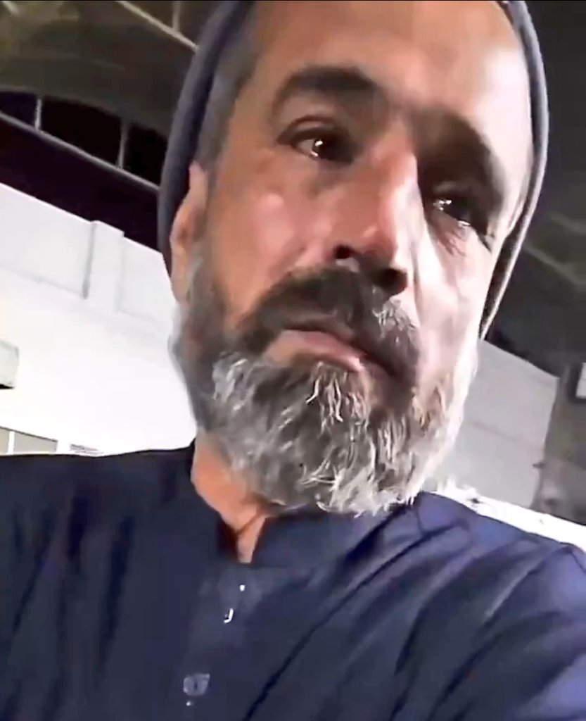 AsimSatti00's tweet photo. آج فادر ڈے ہے مگر  اس ریاست نے میرے گھر کو اندھیر کر دیا اس ریاست نے ہمیں صرف دکھ کے علاوہ کچھ نہ دیا ریاستی اداروں میں بیٹھے وحشی درندوں نے ہمارہ سکھ چین چھین لیامیرے بھائی کو بے گناہ شہید کر دیا اور آج جب میں اپنے والد کی دکھ بھری نگاہوں کو دیکھتا ہوں تو معلوم ہوتا ہے کہ یہ آنسو صرف میری ماں اور میرے والد کا دکھ نہیں بلکہ ہر اس بیٹے اور باپ کا دکھ ہے جسے ریاست نے چھین لیا۔ آج ہم انصاف کے لیے لڑ رہے ہیں اپنے بھائی کی کمی کو کبھی پورا نہیں کر سکتے پر لمحہ انیس کی کمی محسوس ہوتی ہے لیکن ہم ان آنسوؤں کو آواز بنائیں گے اور یہ ظلم کبھی فراموش نہیں ہوگا