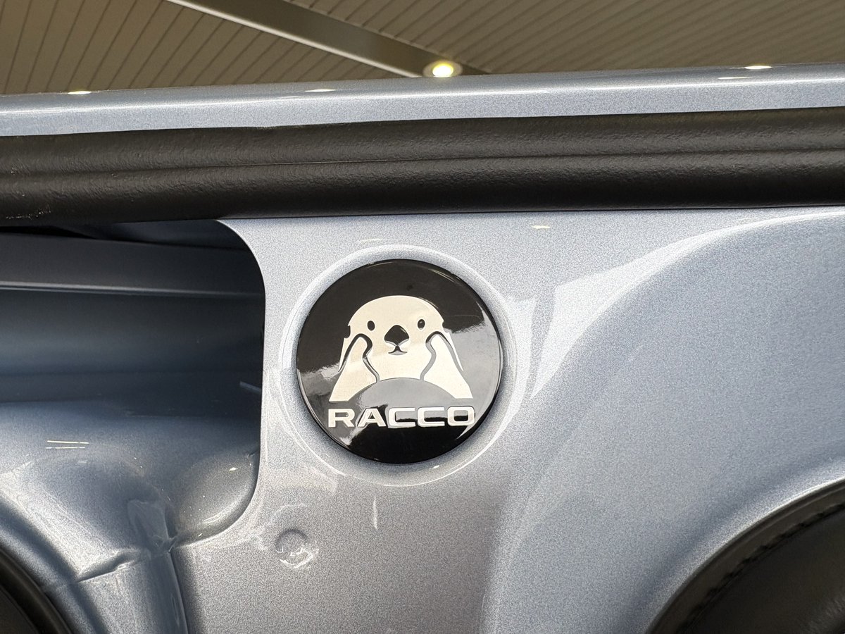 cabetsun217's tweet photo. 晴れたので九州初上陸のRACCOを偵察(？)のためイオンモール福岡へ。
なるほど…。シートは革張り(？)で写真の白ツートンと真っ黒があるみたい。
ただスーパーハイトってファミリー使用が基本であって、ドライバーズカーじゃないんだから運転席だけパワーシートって💧
輸入車ってのも＋して結構高そう。 https://t.co/MQvUdYgOHo