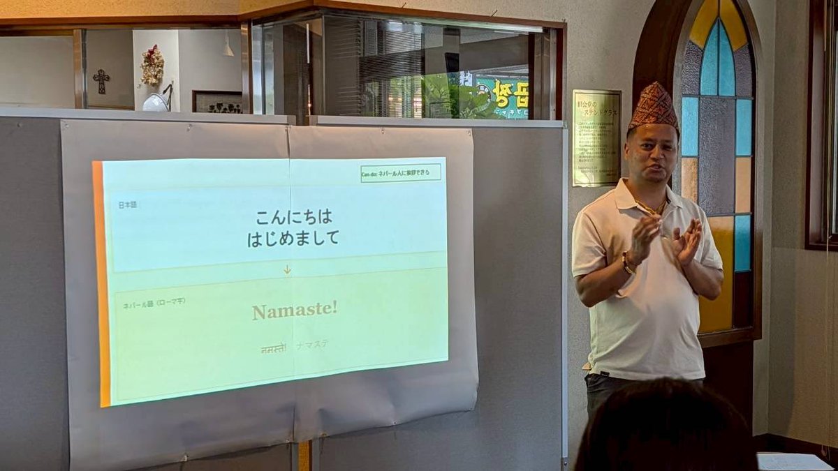 commucafe2023's tweet photo. 【開催報告👏】6/17(水)『第一回大久保語講座👨‍🏫🇳🇵』

先日のカフェでは、初めての企画の大久保語講座を「ネパール語」テーマに開催！
　
大久保には多くのネパール料理店がありますが、店長のジワンさんをゲストに迎えてネパール語を教えてもらい、講座終了後には実際にジワンさんの店で実践しました👏 https://t.co/OgejnjRU5M
