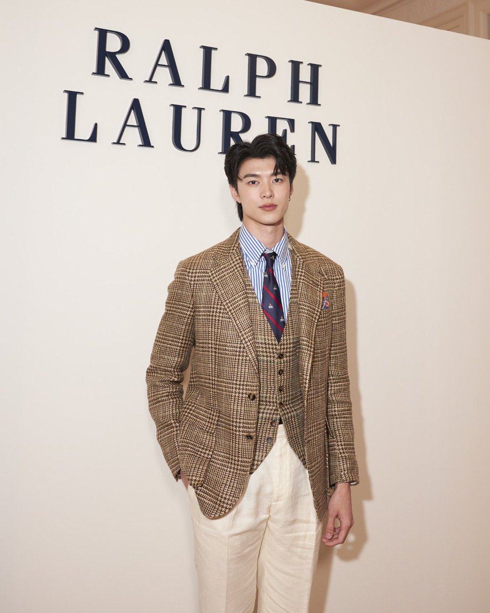 otpcnews's tweet photo. “มีน–นิชคุณ” พร้อมเหล่าคนดังระดับโลกร่วมชมแฟชั่นโชว์ “Ralph Lauren Purple Label & Polo Ralph Lauren Spring 2027 Collections” 

#Meennicha8 
#RalphLaurenxMEEN
#RalphLaurenSpring27
#PoloRalphLauren
#RLPurpleLabel
#RalphLauren

สร้างความประทับใจบนเวทีแฟชั่นระดับโลกอีกครั้งเมื่อ มีน–นิชคุณ ขจรบริรักษ์ ได้รับเชิญร่วมชมแฟชั่นโชว์เปิดตัวคอลเลกชัน Ralph Lauren Purple Label และ Polo Ralph Lauren Spring 2027 ณ เมืองมิลาน ประเทศอิตาลี พร้อมร่วมเคียงข้างเหล่าคนดัง อาทิ คิม อูบิน, ลูอิส แฮมิลตัน, เฮนรี โกลดิง, ทาดาโนบุ อาซาโนะ และโชตะ มัตสึดะ ที่มาร่วมสัมผัสความยิ่งใหญ่ของคอลเลกชันใหม่นี้

อ่านข่าวเพิ่มเติมได้ที่ https://t.co/f5uLQbPGoD