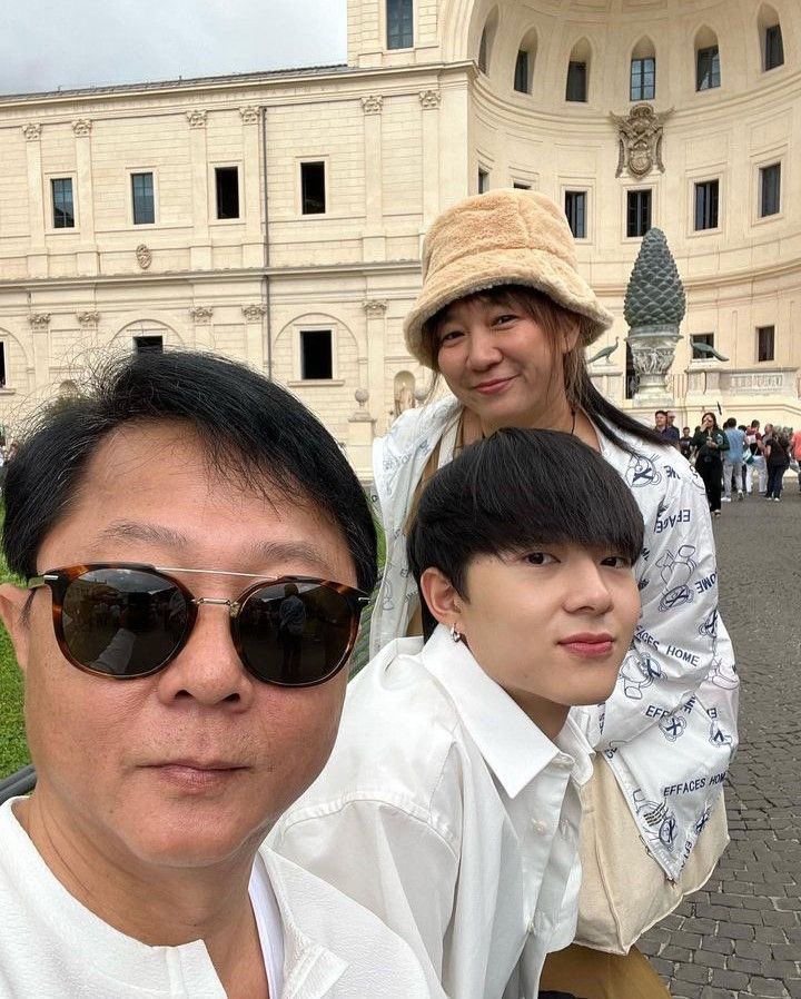 pinkspinelznn94's tweet photo. ทริปยุโรปครอบครัวนุนิวกับพี่ซี คือที่1ในใจ 🫠💖✨🤏🏻

#ZeeNuNew
#ซีนุนิว https://t.co/Q5pJBUUVev