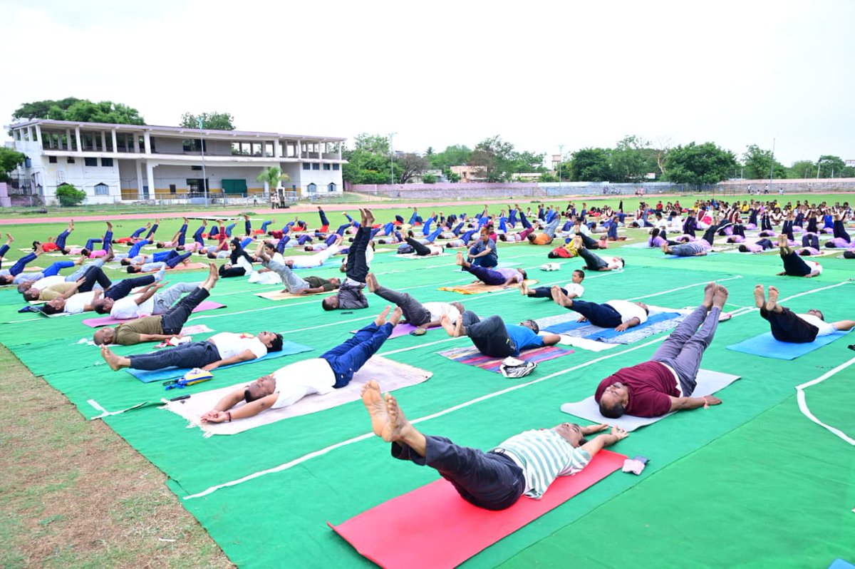 Collector_MDK's tweet photo. AYUSH Department Officer, District Youth &amp; Sports Officer and renowned Yoga Guru Akula Ravi, promoting the importance of yoga for health and well-being.
(2/2)
@TelanganaCMO 
@TelanganaCS 
@IPRTelangana 
@moayush 
@DCsofIndia 
#YogaForHumanity 
#YogaLifestyle https://t.co/NWgdk3euL1