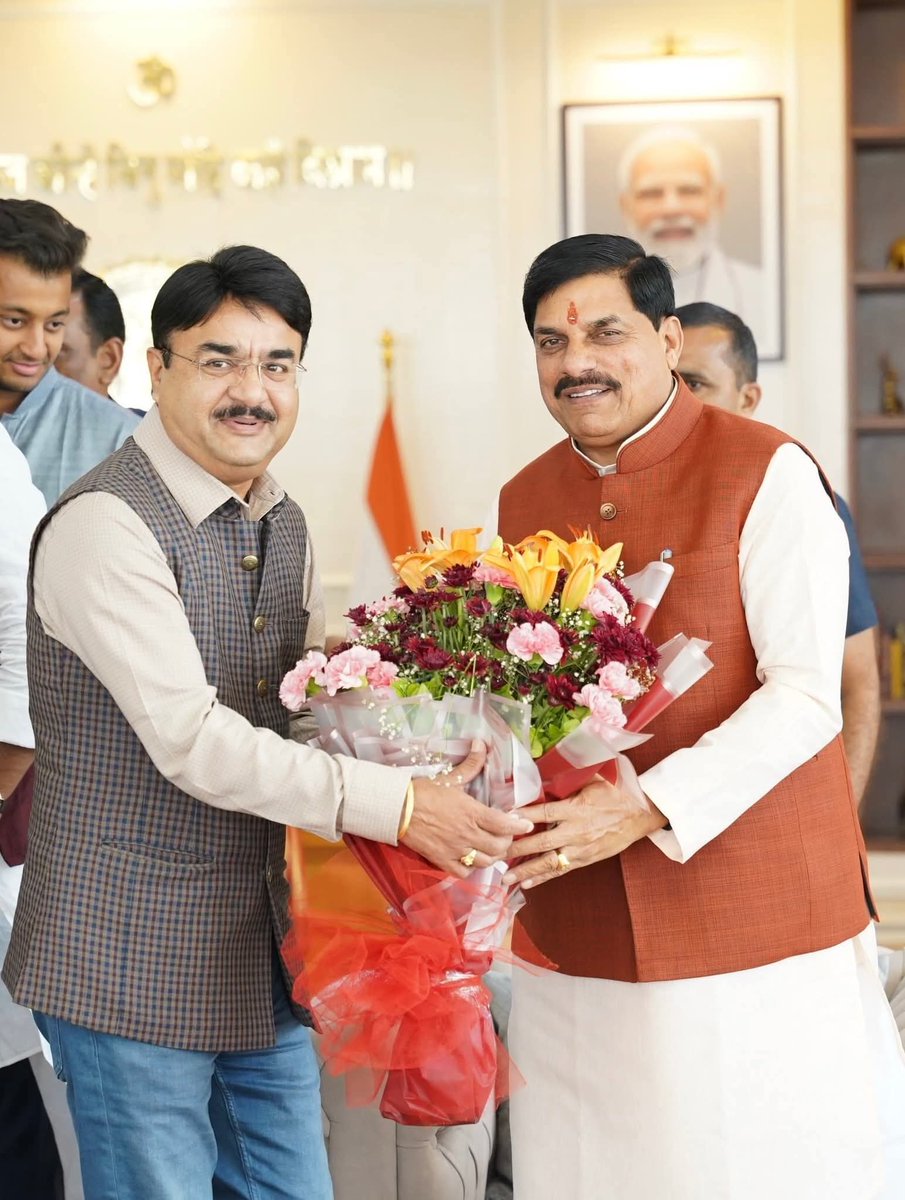 VyasBjym's tweet photo. मध्य प्रदेश सरकार के नंबर 1 मंत्री हम सबके चहते आदरणीय भाई साहब श्री @nsp2106 जी को जन्मदिन पर हार्दिक शुभकामनाएं बधाई मुरादपुर धाम वाले भगवान बाला जी महराज की कृपा आप पर सदैव बनी रहे https://t.co/VtQ9kzC0vn