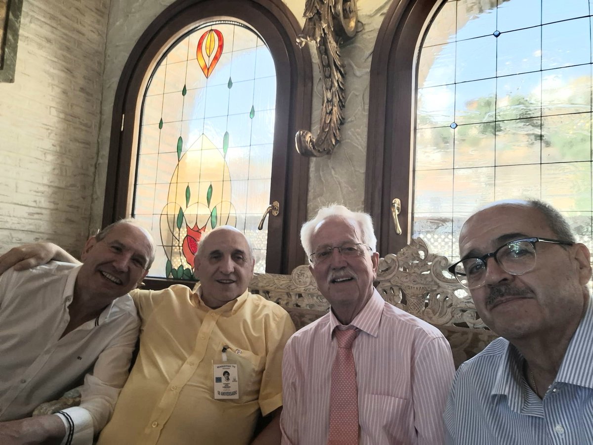seraf_rg's tweet photo. @masqueaulas
Celebrando la vida. Promoción 76 maristas de Granada. La amistad por "montera" https://t.co/PX9gOFTYL9