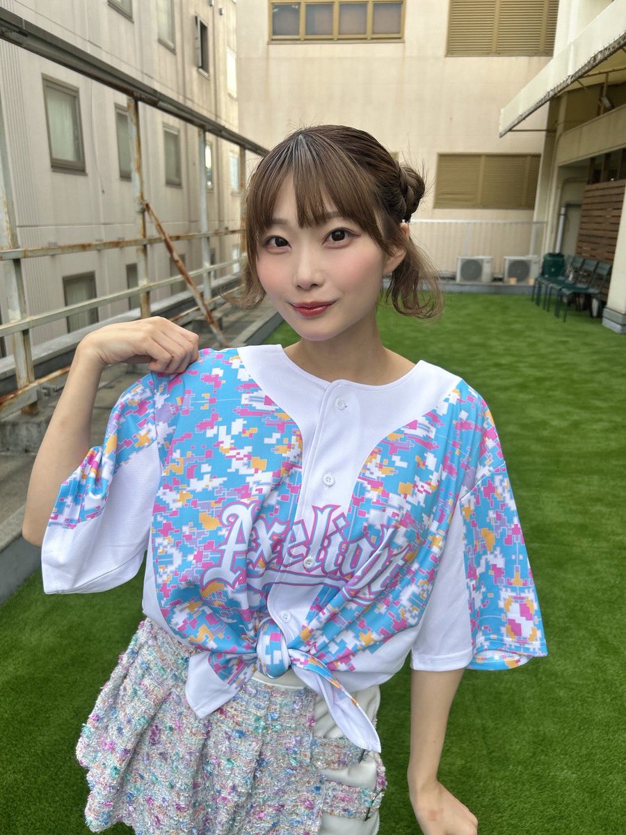 axlt_official's tweet photo. BASEBALL SHIRT着用画像はこちら⚾️
物販卓に現物用意ございますので、ぜひ一度手に取ってみてください！👍 https://t.co/mRKGjeG0k1