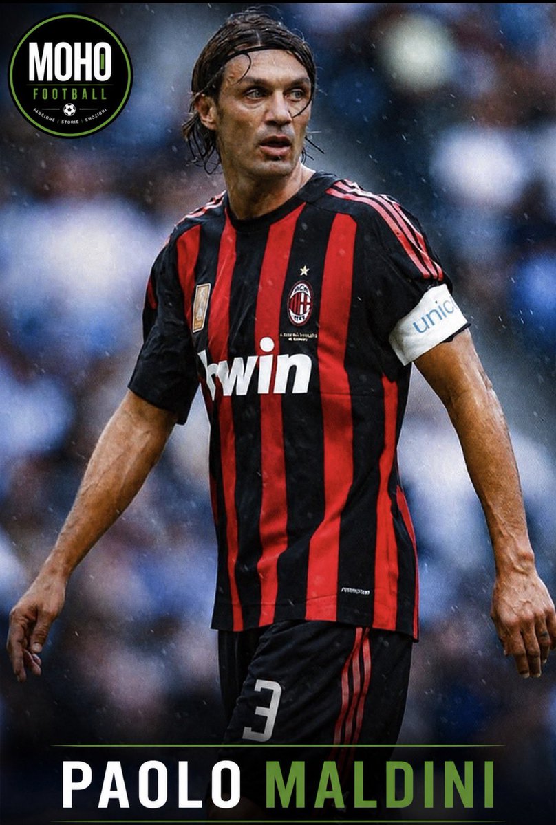 Frenkie_Woody's tweet photo. Il 20 gennaio 1985, su un campo ghiacciato a Udine, un ragazzo di soli sedici anni fa il suo esordio in Serie A con la maglia del Milan. 
Indossa la maglia numero 14, ha lo sguardo concentrato e un cognome pesante sulle spalle: **Maldini**. 

Suo padre Cesare era stato il capitano della prima Coppa dei Campioni del Milan, ma quel giorno nessuno immagina che quel ragazzino farà ancora di più, diventando il simbolo eterno della difesa perfetta.

Paolo Maldini non è stato solo un difensore straordinario; è stato l'eleganza prestata al calcio. In un'epoca in cui i difensori centrali e i terzini erano famosi per i contrasti duri, Paolo ripulisce il ruolo. Il suo segreto? 
Il posizionamento. Diceva sempre: 
"Se devo fare un tackle, significa che ho già commesso un errore".

La sua carriera è una vera e propria epopea legata a un solo colore, il rossonero, e divisa in due atti straordinari:
Il ciclo degli Immortali e degli Invincibili:
Al fianco di maestri come 
Franco Baresi, 
Mauro Tassotti
Alessandro Costacurta, 
Paolo compone la linea difensiva più forte della storia del calcio sotto la guida di Arrigo Sacchi e Fabio Capello.
 
L'era da Capitano:
Nel 1997 eredita la fascia da Baresi. Diventa il leader indiscusso, l'uomo che alza al cielo la Champions League nel 2003 a Manchester e nel 2007 ad Atene, vendicando la drammatica finale di Istanbul.

Quando si ritira nel 2009, a 41 anni, lascia i campi da gioco dopo 902 partite con il Milan , 7 scudetti e ben 5 Champions League. 

La società decide di ritirare per sempre la sua maglia numero 3, un onore concesso solo alle leggende assolute.

Ancora oggi, per gli amanti del calcio in tutto il mondo, il nome di Paolo Maldini è sinonimo di una dote ormai rarissima nello sport: 
la pura e intramontabile fedeltà.