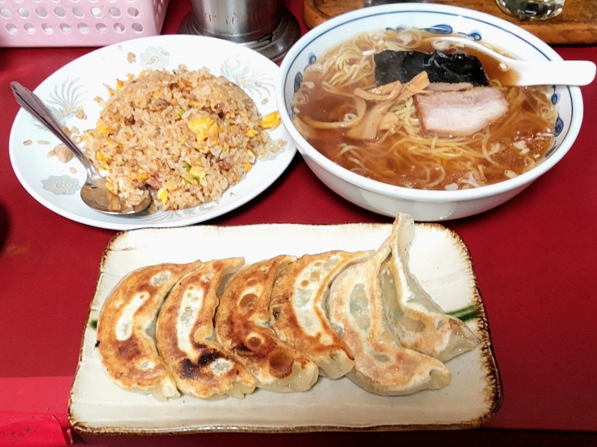 109482yamaotoko's tweet photo. 銀龍@川口市
「ミニ炒飯·🍜セット+餃子」
嫁とお昼に初訪問🥢
なんと❗️
ラーメン単品300円 ミニ炒飯とセットでも950円と激安😆
🥟は1人前400円😊

昭和を思い出す🍜に炒飯はパラッと香ばしく存在感大の餃子は肉汁が凄く どれも滅茶苦茶美味しかったです😋
またお邪魔します🤗
ご馳走さまでした🙇‍♂️ https://t.co/gE48ulghOn