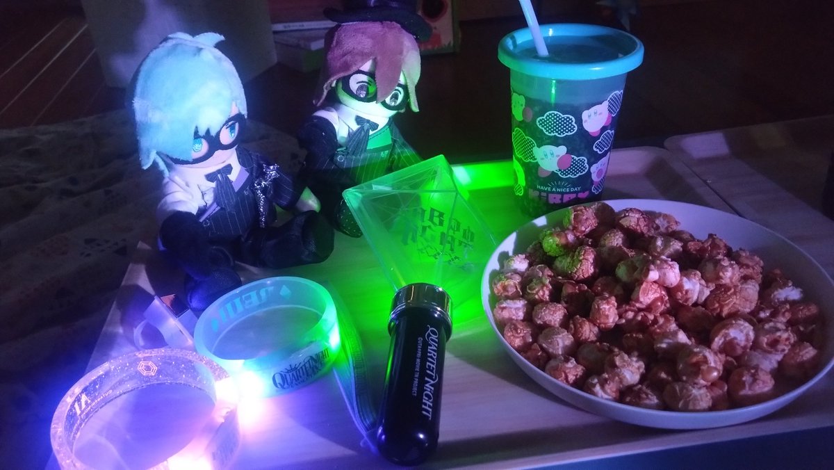 3sakurabbit0's tweet photo. すごかった。QUARTET NIGHTのライブだった。

リビングを映画館スタイルにして見てましたよ。
ポップコーンは次男がほとんど食べました。 https://t.co/kSmDLX0ikZ