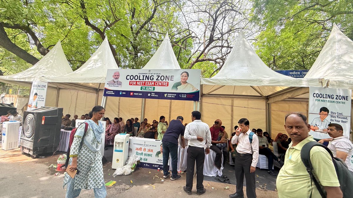 dikshaaverma's tweet photo. The Delhi Govt has set up cooling zones outside all NEET exam centres! 

Certainly a great initiative for aspirants &amp; their parents who wait for hours outside the centres. Kudos @gupta_rekha ji 🫡 https://t.co/AYvqkqWzQM