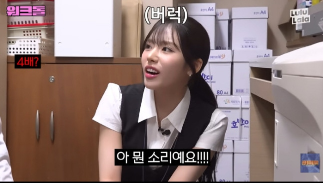 tang__kira's tweet photo. Pekerja bank kaget ternyata Jiwon (Fromis_9) gajinya kecil bgt.

Karyawan bank  itu bisikin gajinya ke Jiwon,  Setelah tau gaji karyawan bank tersebut, Jiwon bilang "Wah banyak juga gajinyaa". 

Karyawan bank itu bales "Gaji kamu paling ga 2 kalinya aku lah ya? Atau 3 kali lipat?"

Jiwon langsung ??? "Apaan?? Kalau gaji gw segitu, gw gabakal kerja gini TT"

Jiwon jujur sampai 2 tahun lalu , dia tuh ga punya uang. Selama 8 tahun dia ga punya uang sepeserpun, ga ada bedanya sama pengangguran.

Jiwon tuh jujur kalau dia baru dapet pendapatan pertamanya akhir-akhir ini, sekarang dia lagi rajin menabung.

https://t.co/OXHGFOKOqe