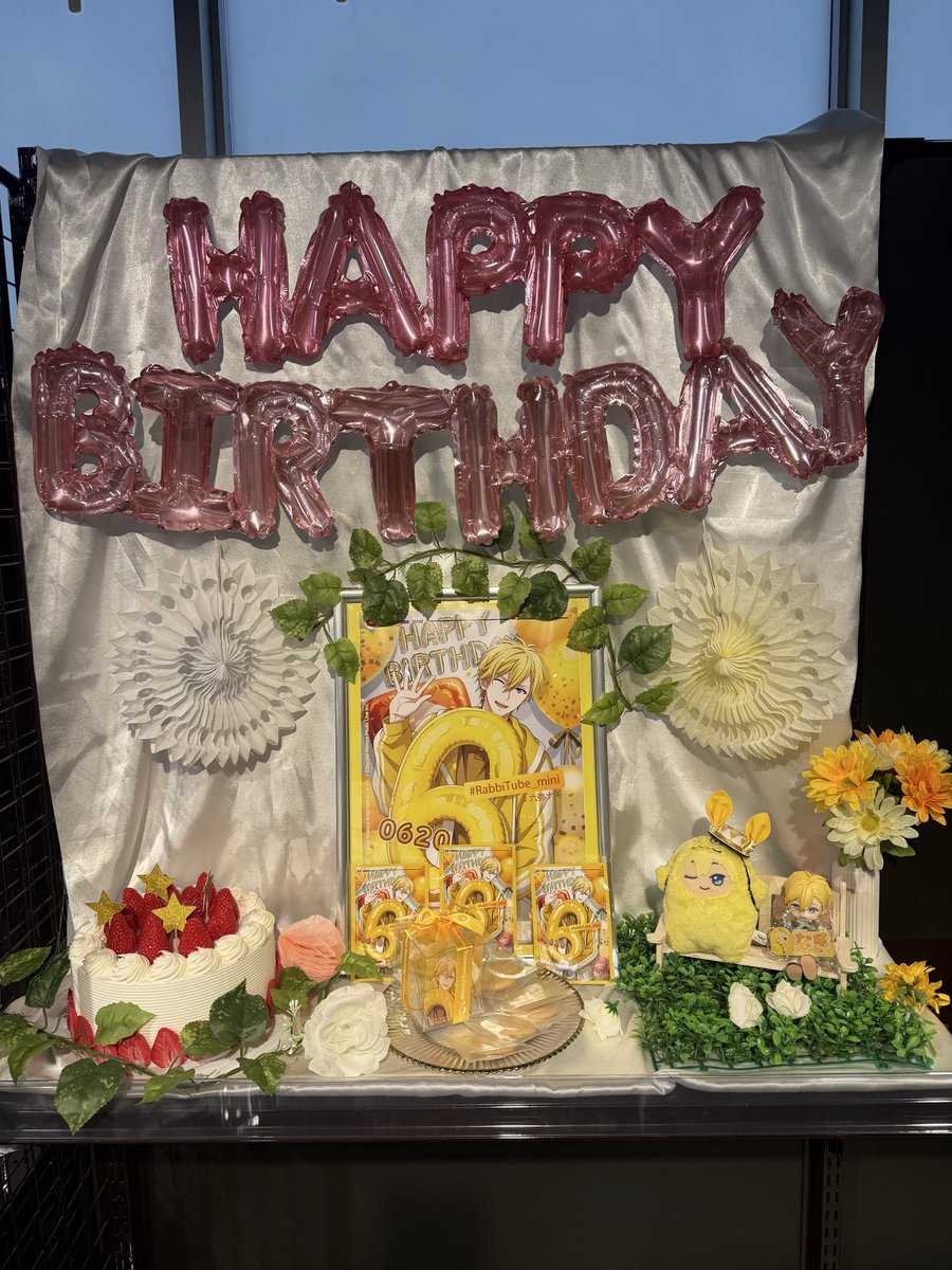 pgzegine's tweet photo. 昨日はバタバタしててお祝いできなかったので、改めてアニカフェにて！
お誕生日おめでとう🎉
今年も１年ナギくんがハッピーでありますように

#六弥ナギ生誕祭2026 https://t.co/kXrAwLnAR7