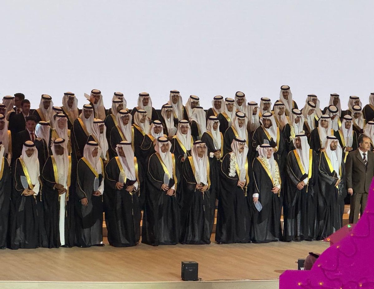 drranaahmed88's tweet photo. الحمدلله الذي بنعمته تتم الصالحات ، ليلة الأمس كانت مليئة بالمشاعر الجميلة ، حيث تخرج ابني الأكبر من ثانوية مدارس الجامعة الأهلية بالظهران 🎊. كنا فخورين بهم جداً فهم بذور الوطن التي ستثمر بالخير والنفع إن شاء الله 🇸🇦🤲🏻
كل الشكر لإدارة المدارس و لجامعة الملك فهد للبترول والمعادن. https://t.co/TKB4lKCPqK
