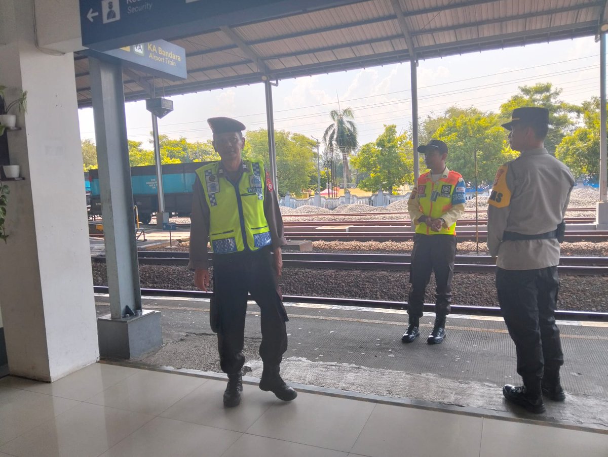 HumasPolsekWat1's tweet photo. Polsek Wates melaksanakan Patroli KRYD Siang Kegiatan Rutin Yang Ditingkatkan (KRYD ) Patroli menyasar wilayah hukum Polsek Wates serta obyek vital guna mencegah aksi kejahatan dan gangguan kamtibmas. (21/06) https://t.co/y71e9GeSco