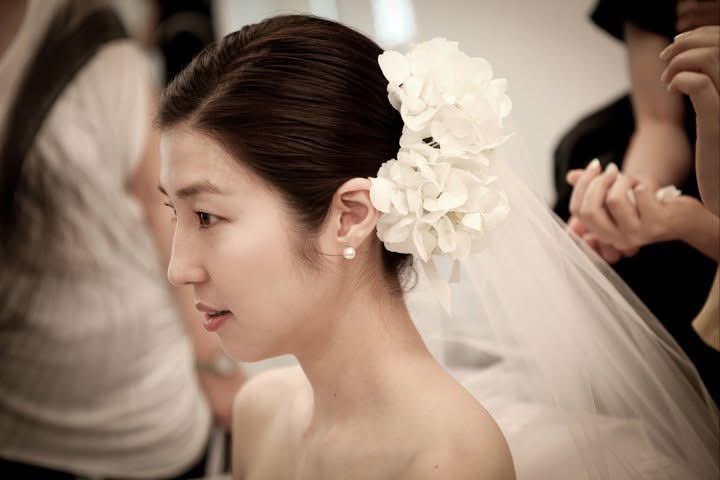 pivoine1202's tweet photo. <결혼이란 무엇인가>
결혼은 한 공간 안에서 두 사람이 함께 생활하며, 나 자신과 또 다른 한 인간의 밑바닥을 확인하고 그것을 견녀내는 모든 과정인 것 같다. 
가끔 자기 스스로를 감당하기도 버거운데, 하물며 나와 30년 이상 다른 가치관으로 살아온 타인을 용납하는 건 참으로 큰 고통이다.
그래도 15년간 서로를 참아냈으니, 나도 남편도 꽤나 독하고 인내심 강한 인간이다. 그리고 이 정도 인내심이면 세상에 못할 일이 없음 ㅋㅋ
#Year2011