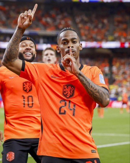 Brockutd's tweet photo. 🚨 Breaking: Crysencio Summerville is reportedly willing to waive his signing-on fee, agent fees, and even contribute by reducing his own transfer fee to help push through a move to Manchester United.

West Ham’s sporting directors have asked the club to provide proof of funds first.

[@DavidOrnstein]