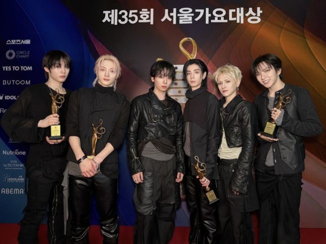 Kstyle_news's tweet photo. ATEEZ「第35回ソウル歌謡大賞」で大賞を受賞！

LE SSERAFIMからZB1、BOYNEXTDOORまで豪華集結✨
https://t.co/yeL0z9FUVN https://t.co/jRIuASkAEP