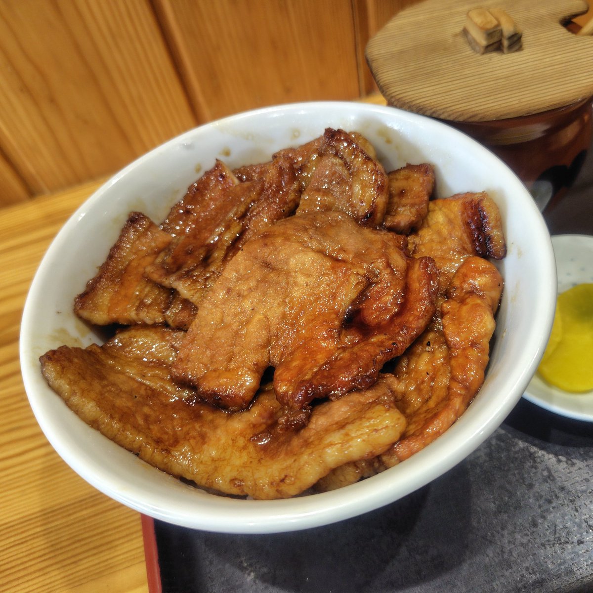 jam_alchemist's tweet photo. @chari_zum 豚丼しか食ってねえ！
ちな帯広競馬場のきくちやさんの豚丼が普通に美味い。山わさび豚丼なるものを隣の客が頼んでたので、次回チャレンジするぞ https://t.co/lapUYEQLc0