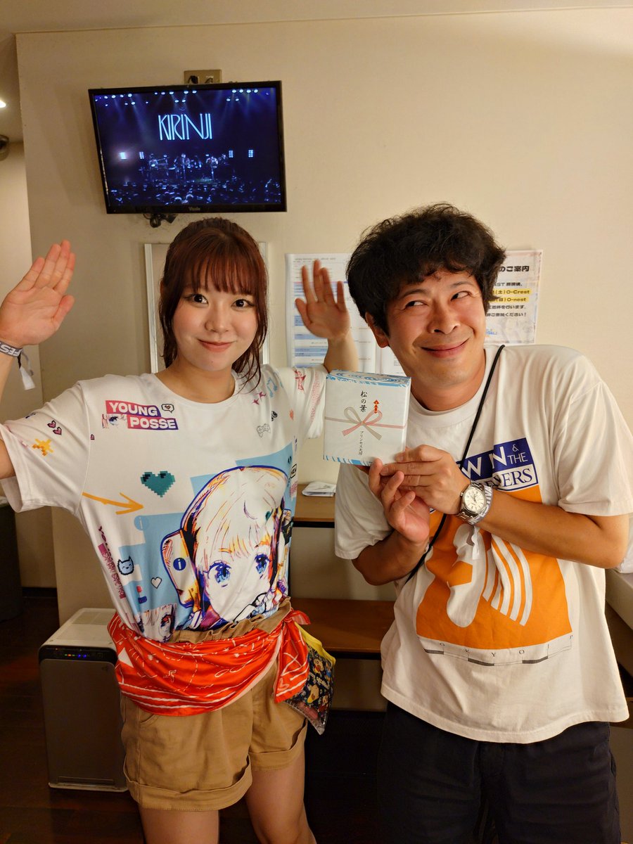 kinemachuu's tweet photo. やついフェス2026歌合戦、審査員長のプリンセス天功さんにドハマりしてまさかの優勝！！
天功さんから貰ったこれを食べたあと見る夢で埋蔵金の場所が分かるみたい！！！
金持ち決定！いぇい♪♪♪
しのぎを削りあった眉村ちゃん♪
#やついフェス https://t.co/USpIcDEJBm