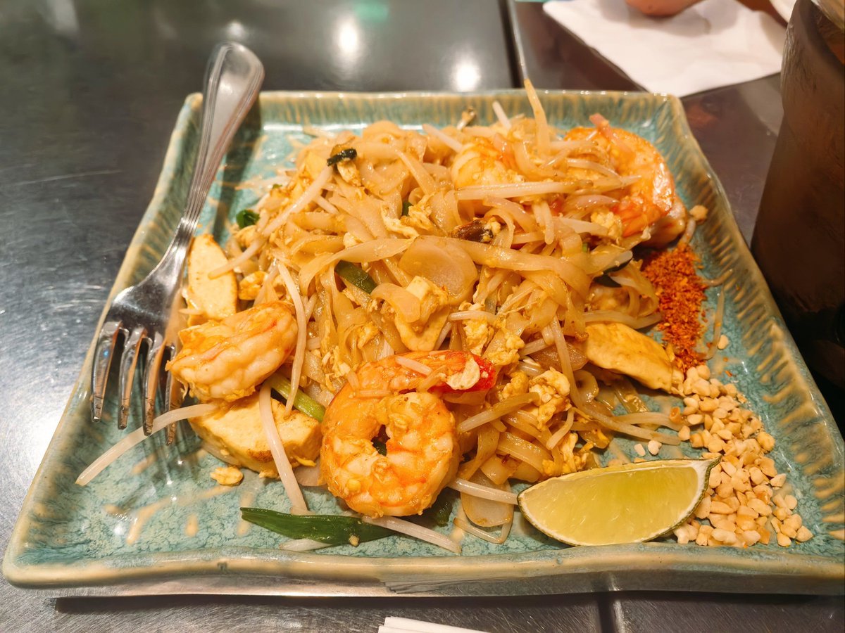 BolingBall96's tweet photo. Tucked in a cozy hole-in-the-wall in NYC Digging into authentic Bangkok-style pad thai with crispy peanuts, fresh lime and that perfect tang—my taste buds are currently on a mini vacation. ， https://t.co/ku8kBuSx5c