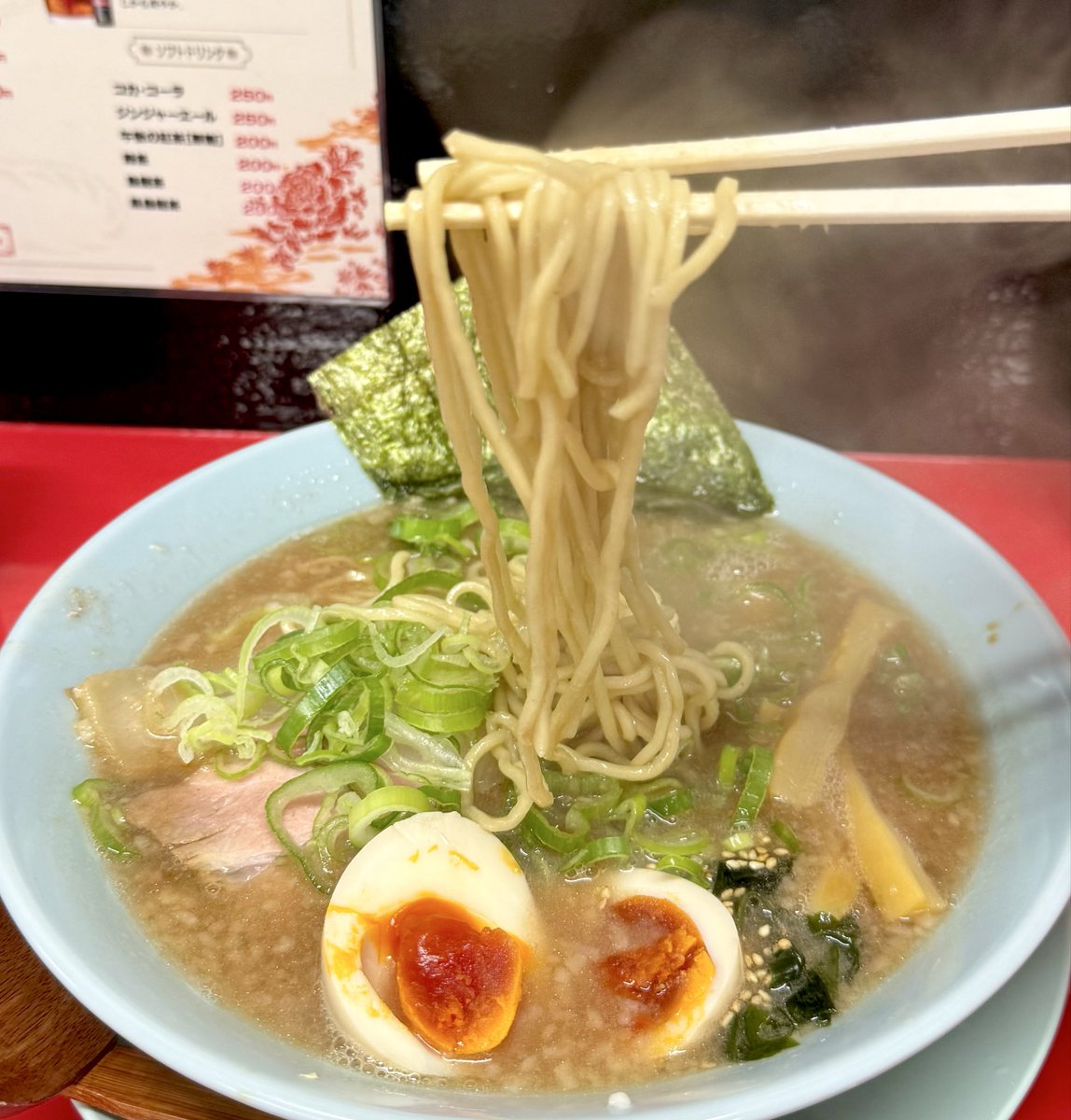 yagichan_goat's tweet photo. 口コミ見て「ラーショっぽい」ってあったしビジュ的にもそう思うかもだけどもはや別物の『ド豚骨』だった🤣

6月🆕オープン㊗️
川口市本町
背脂ネギラーメン とんび
◉味玉ラーメン

二郎系の人気店「鷹の目」のセカンドブランドの支店だそうで豚骨が得意なのかな😊

店内ビックリするくらい広くてビックリした🫨
遅くまで営業してるみたいだし飲んだ後に食べる人多そうだなぁ😋