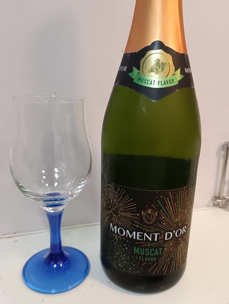 binchan0501's tweet photo. 息子からもらったスパークリングワインで飲み始めようかな🍷
いつも、色々なお酒をプレゼントしてくれるから凄く嬉しい✨✨✨

#お酒好きな人と繋がりたい
#晩酌　#スパークリングワイン https://t.co/PZh3Jjj0dq