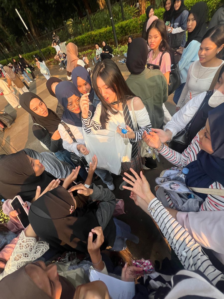 sseongz_'s tweet photo. itu freebies yg gua buat dgn susah payah buat trade sm moots tp malah dikroyok :((, aku ngga permasalahin si minta bole tp ngga sampe didempet ginii, ini bnrn sampe tgnnya masuk masuk ke kreseknya buat ambil huft (mmf yg mukanya masuk) https://t.co/cR1z5mkRGg