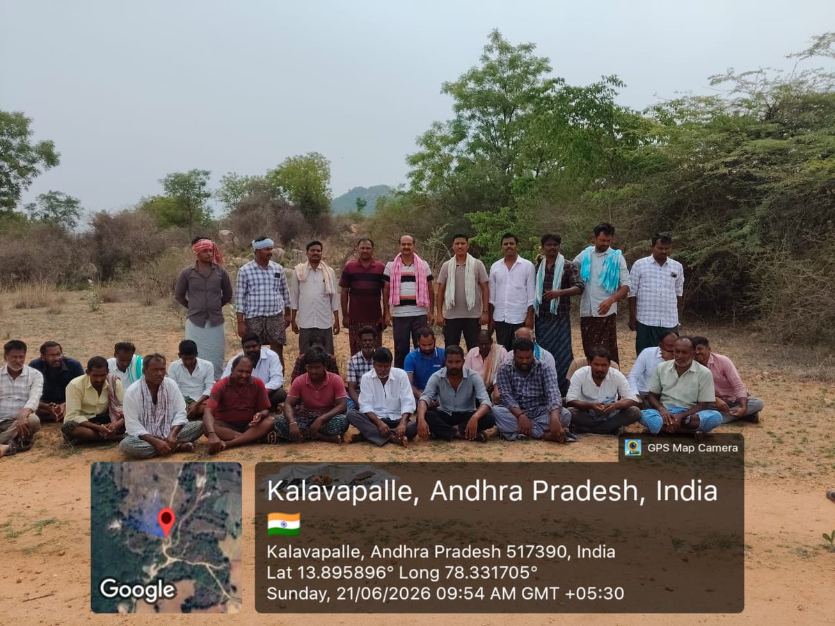 SSSPOLICE12's tweet photo. కదిరి సబ్‌డివిజన్ పరిధిలో అక్రమ జూద స్థావరంపై దాడి చేసి 22 మందిని అరెస్ట్ చేశారు. రూ.2,06,400 నగదు, 13 ద్విచక్ర వాహనాలు, 21 సెల్‌ఫోన్లు స్వాధీనం.

అక్రమ కార్యకలాపాలపై ఉక్కుపాదం కొనసాగుతుంది. 👮‍♂️

#SriSathyaSaiPolice #PoliceRaid #IllegalGambling #AndhraPradeshPolice https://t.co/7Us8OWIjWv