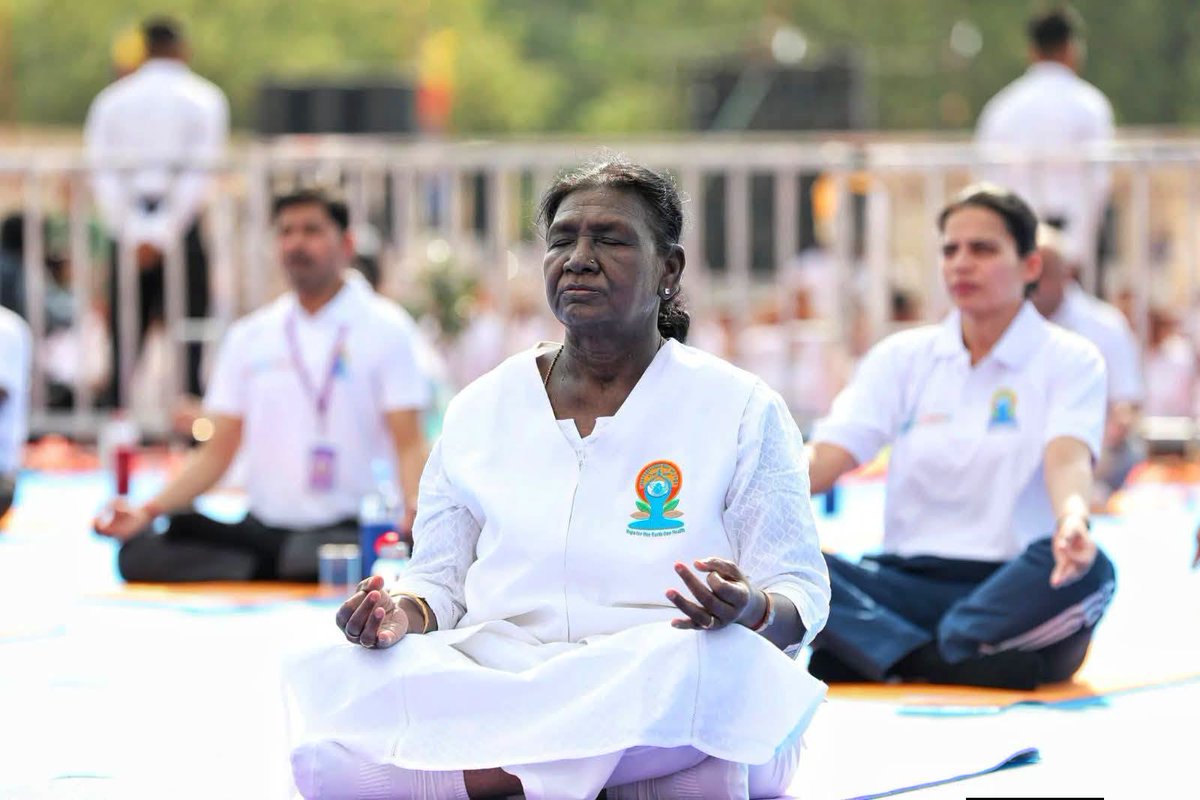 MahendraForBJP's tweet photo. माननीय राष्ट्रपति श्रीमती द्रौपदी मुर्मु जी के मुख्य आतिथ्य एवं माननीय राज्यपाल श्री मंगुभाई पटेल जी की उपस्थिति में मुख्यमंत्री डॉ. मोहन यादव जी ने आज जबलपुर में आयोजित 12वें अंतरराष्ट्रीय योग दिवस के राज्य स्तरीय कार्यक्रम में सहभागिता कर सामूहिक योगाभ्यास किया तथा उपस्थित जनसमूह को संबोधित किया।
साथ ही इस अवसर पर कोलकाता में प्रधानमंत्री श्री नरेन्द्र मोदी जी की उपस्थिति में आयोजित राष्ट्रीय कार्यक्रम में प्रधानमंत्री जी के वक्तव्य के सीधे प्रसारण का श्रवण भी किया।
President of India
Dr Mohan Yadav
#YogaForHealthyAgeing #InternationalYogaDay2026 #InternationalYogaDay