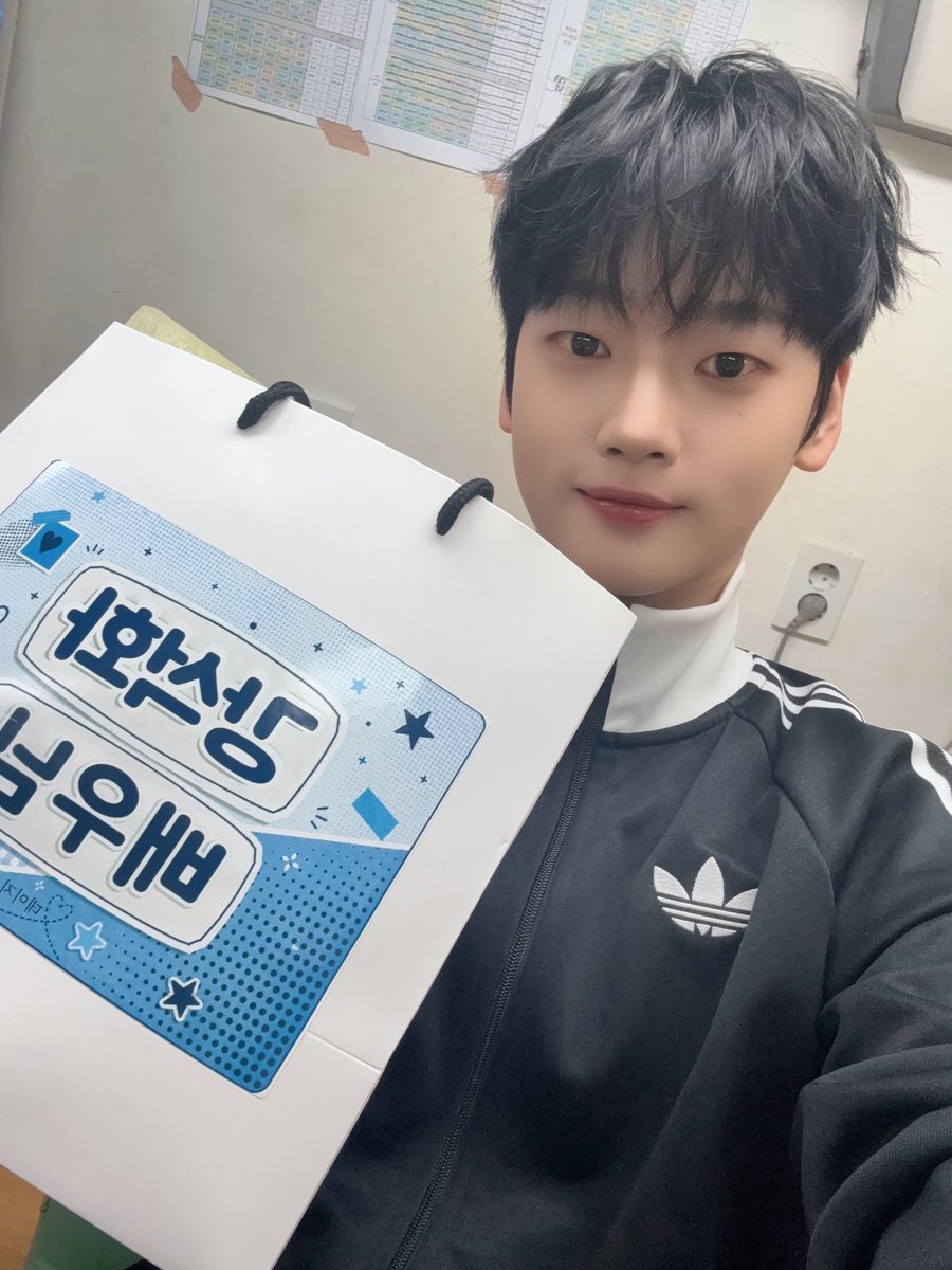 WEi__Official's tweet photo. 일요일에도 캉보고와 함께 6시퇴근🤟🎸

#위아이 #WEi
#강석화 #KANGSEOKHWA https://t.co/rhrZdXyU0p