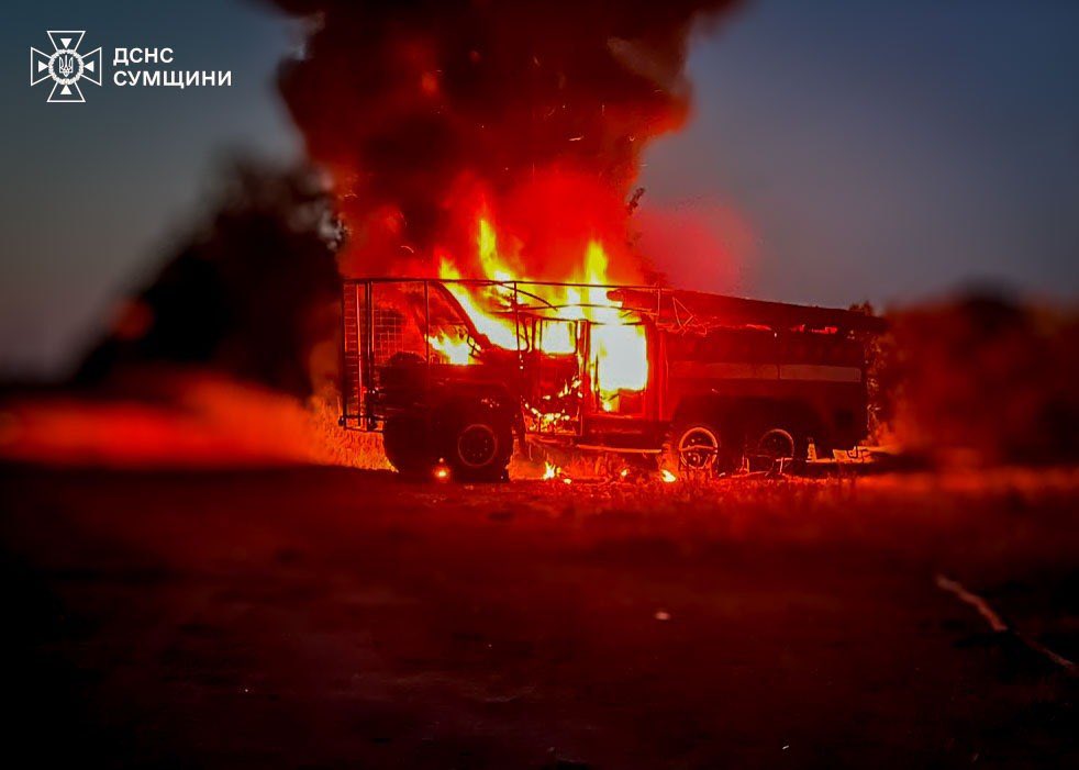 SESU_UA's tweet photo. russia continues its terror in Sumy region. In Shostka district, a double-tap strike hit a fire truck; luckily, firefighters are unharmed. In Sumy, 6 were injured and 50+ evacuated after residential areas were hit. The enemy deliberately targets rescue workers. https://t.co/acFzfZYvx5