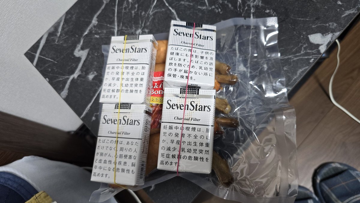 fekeQ45's tweet photo. そういえば、父の日なのか？
急に息子が来て、好きな骨付きフランクとタバコを買ってきてくれた。

ありがとうm(_ _)m https://t.co/aRbwsmGcZY