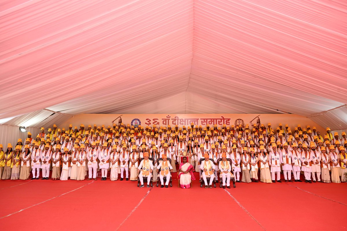 rashtrapatibhvn's tweet photo. President Droupadi Murmu graced the 36th convocation ceremony of Rani Durgavati University at Jabalpur, Madhya Pradesh. The President said that fostering creative thinking, scientific temper, and entrepreneurial spirit among students is a crucial responsibility of higher education institutions.
She advised the students to understand the challenges faced by the underprivileged and rural communities around them, develop solutions tailored to their needs, empower them and contribute in bringing them into the mainstream of development.