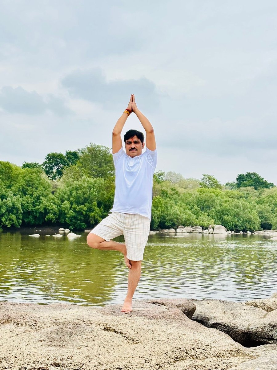 veksb's tweet photo. करो योग रहो निरोग।
विश्व योग दिवस पर सभी को शुभकामनाएँ। https://t.co/AhKXCZaqPp